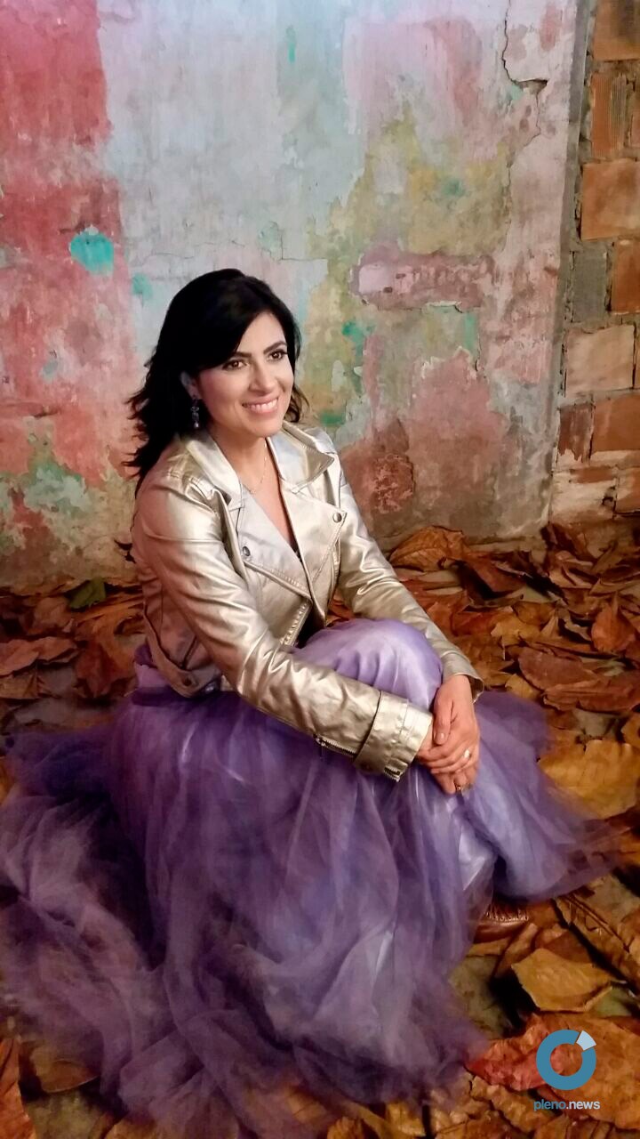 Fernanda Brum faz sessão de fotos para CD Fernanda Brum faz sessão de fotos para CD