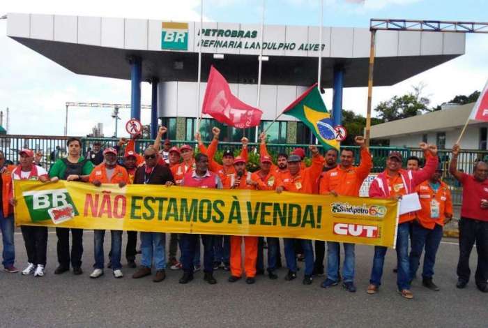 Petroleiros e funcionários da Petrobras entram em greve | Economia ...