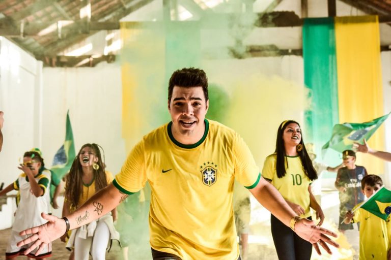 Thiago Makie grava clipe inspirado na Copa do Mundo Thiago Makie grava clipe inspirado na Copa do Mundo