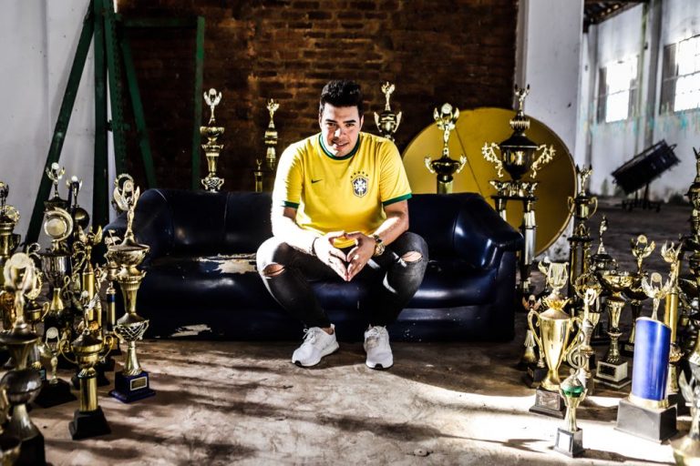 Thiago Makie grava clipe inspirado na Copa do Mundo Thiago Makie grava clipe inspirado na Copa do Mundo