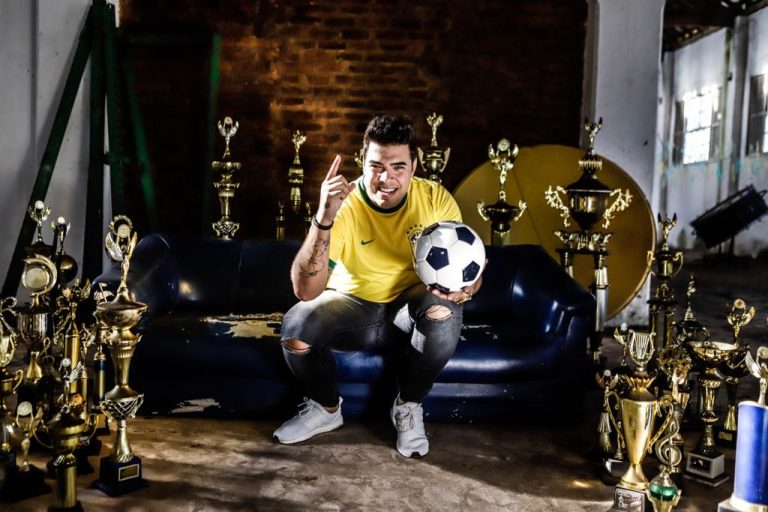 Thiago Makie grava clipe inspirado na Copa do Mundo Thiago Makie grava clipe inspirado na Copa do Mundo