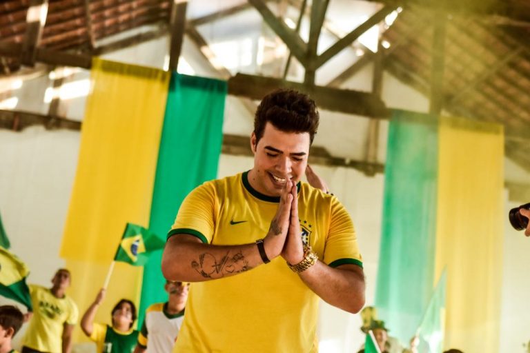 Thiago Makie grava clipe inspirado na Copa do Mundo Thiago Makie grava clipe inspirado na Copa do Mundo