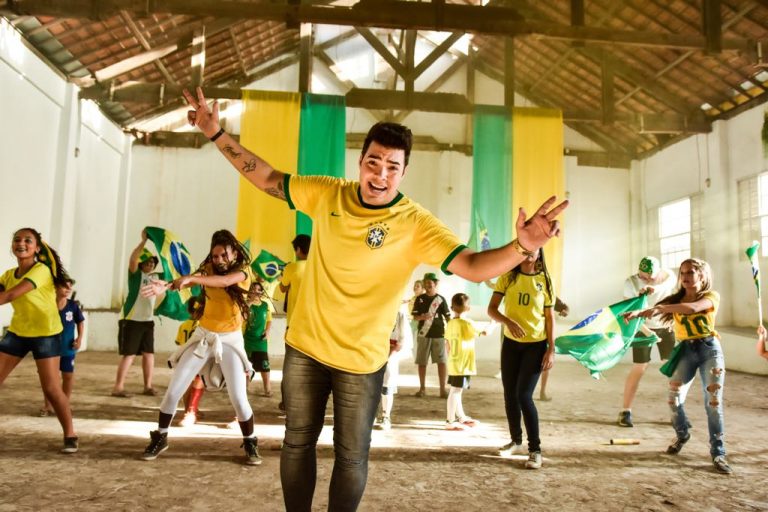Thiago Makie grava clipe inspirado na Copa do Mundo Thiago Makie grava clipe inspirado na Copa do Mundo