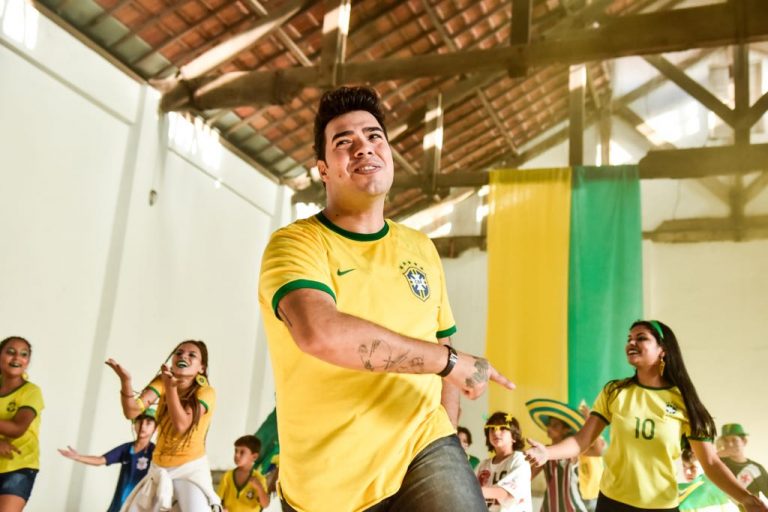 Thiago Makie grava clipe inspirado na Copa do Mundo Thiago Makie grava clipe inspirado na Copa do Mundo