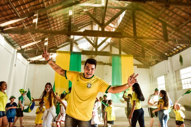 Thiago Makie grava clipe inspirado na Copa do Mundo Thiago Makie grava clipe inspirado na Copa do Mundo