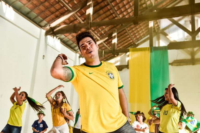 Thiago Makie grava clipe inspirado na Copa do Mundo Thiago Makie grava clipe inspirado na Copa do Mundo