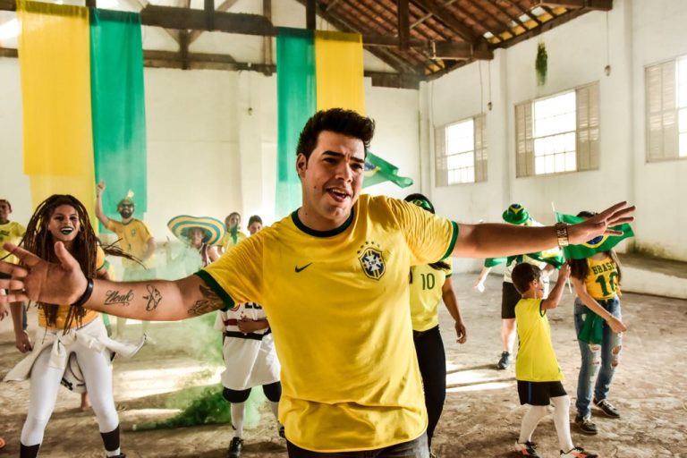 Thiago Makie grava clipe inspirado na Copa do Mundo Thiago Makie grava clipe inspirado na Copa do Mundo