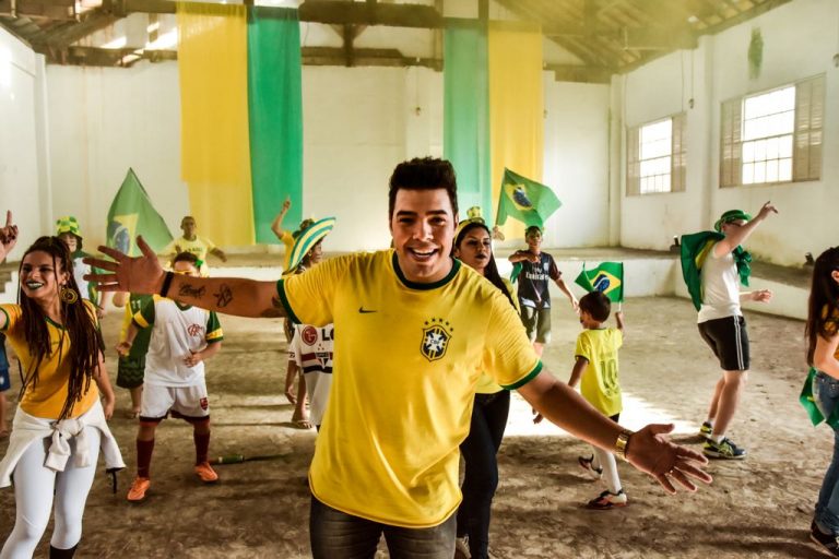 Thiago Makie grava clipe inspirado na Copa do Mundo Thiago Makie grava clipe inspirado na Copa do Mundo