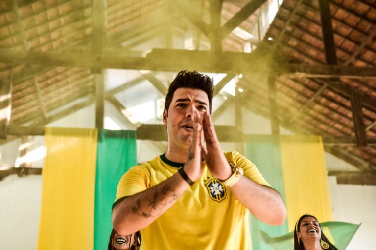 Thiago Makie grava clipe inspirado na Copa do Mundo Thiago Makie grava clipe inspirado na Copa do Mundo