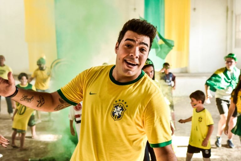 Thiago Makie grava clipe inspirado na Copa do Mundo Thiago Makie grava clipe inspirado na Copa do Mundo