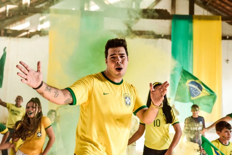 Thiago Makie grava clipe inspirado na Copa do Mundo Thiago Makie grava clipe inspirado na Copa do Mundo