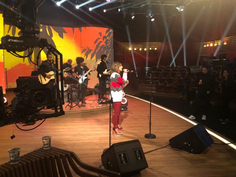 Bruna Karla e Aline Barros gravam o programa Conversa com Bial Bruna Karla e Aline Barros gravam o programa Conversa com Bial