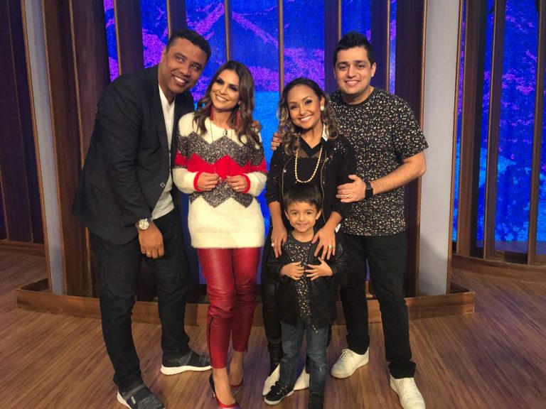Bruna Karla e Aline Barros gravam o programa Conversa com Bial Bruna Karla e Aline Barros gravam o programa Conversa com Bial