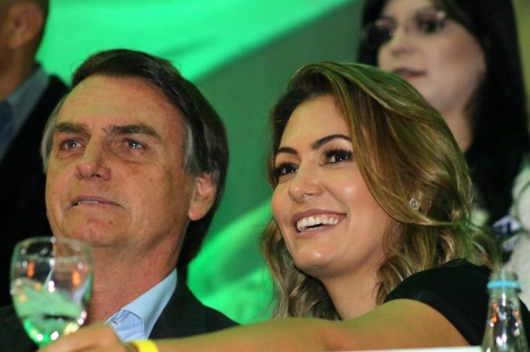 Jair Bolsonaro ao lado de sua esposa, Michelle de Paula Jair Bolsonaro ao lado de sua esposa, Michelle de Paula