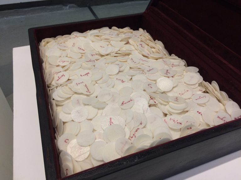 Obras da mostra Queermuseu foram acusadas de pedofilia, zoofilia e blasfêmia Obras da mostra Queermuseu foram acusadas de pedofilia, zoofilia e blasfêmia