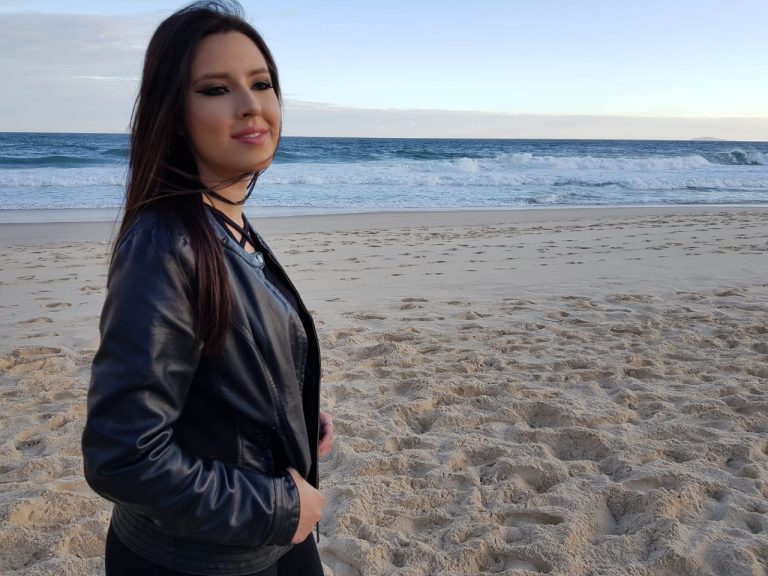 Esther Marcos grava clipes de suas músicas mais ouvidas Esther Marcos grava clipes de suas músicas mais ouvidas