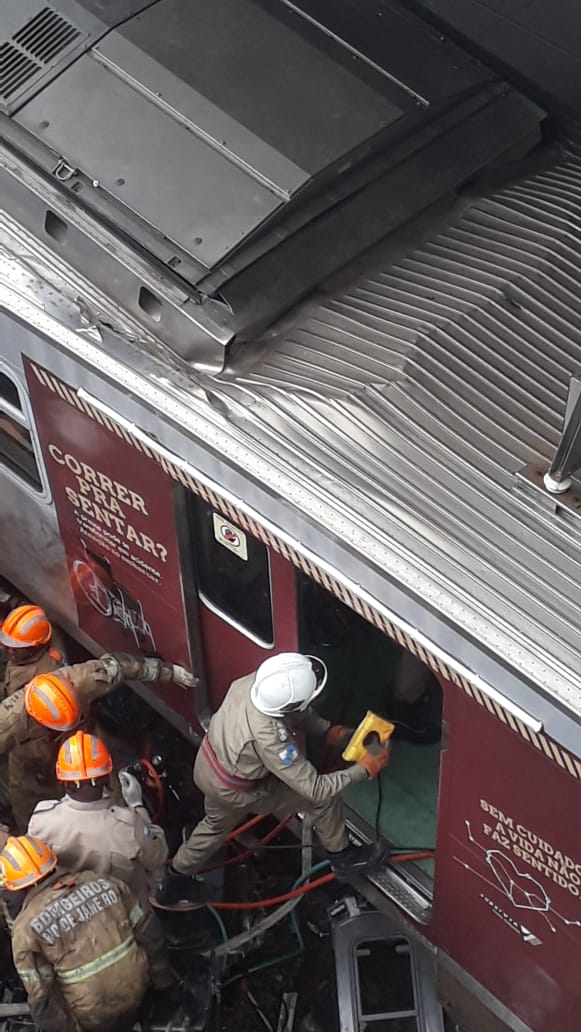 Maquinista foi resgatado após mais de sete horas Maquinista foi resgatado após mais de sete horas