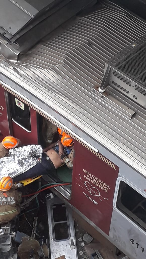 Maquinista foi resgatado após mais de sete horas Maquinista foi resgatado após mais de sete horas