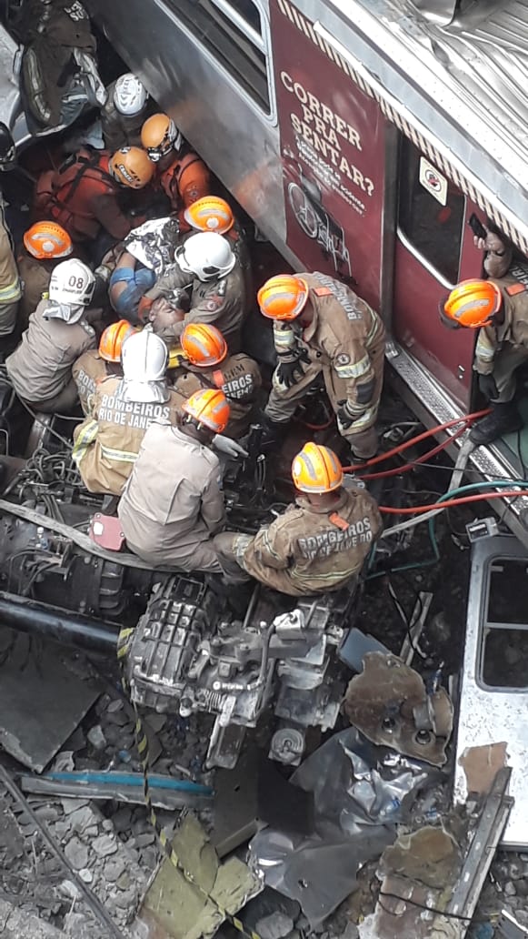 Maquinista foi resgatado após mais de sete horas Maquinista foi resgatado após mais de sete horas
