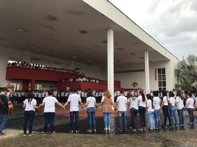 Alunos de Eusébio, na Região Metropolitana de Fortaleza, fazem homenagem a vítimas de massacre em Suzano Alunos de Eusébio, na Região Metropolitana de Fortaleza, fazem homenagem a vítimas de massacre em Suzano