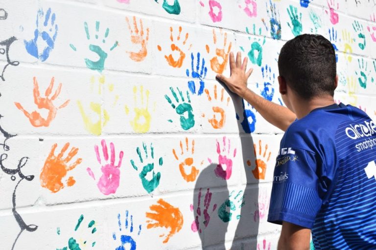 Muro com mãos coloridas, feito por alunos de Sorocaba, em homenagem às vítimas Muro com mãos coloridas, feito por alunos de Sorocaba, em homenagem às vítimas