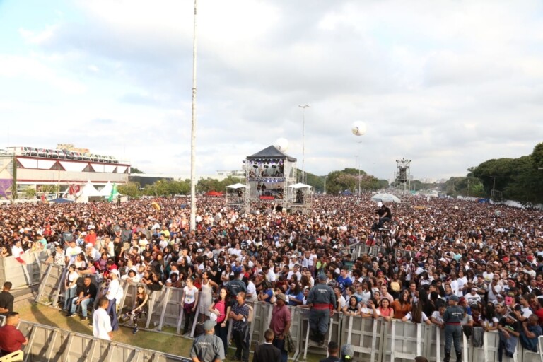 Multidão de fieis lotou as ruas na Marcha Para Jesus Multidão de fieis lotou as ruas na Marcha Para Jesus