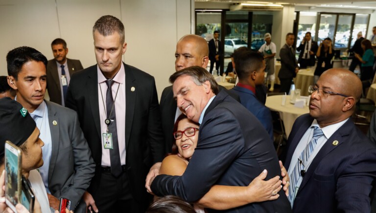 Jair Bolsonaro almoça feijoada em restaurante popular Jair Bolsonaro almoça feijoada em restaurante popular