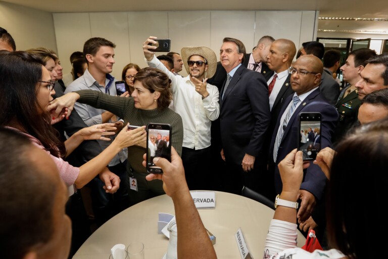 Jair Bolsonaro almoça feijoada em restaurante popular Jair Bolsonaro almoça feijoada em restaurante popular