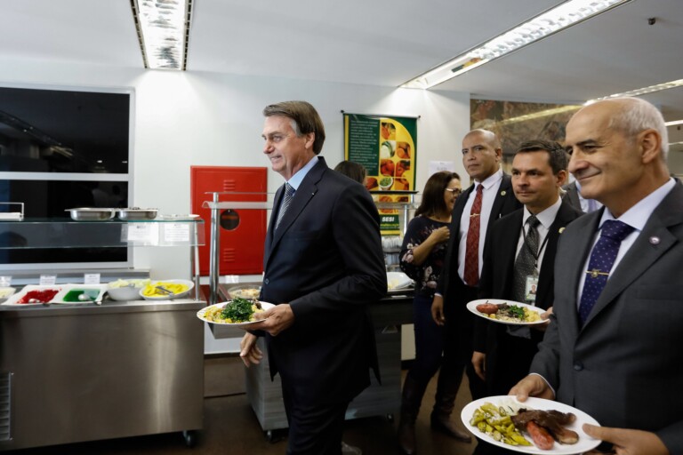 Jair Bolsonaro almoça feijoada em restaurante popular Jair Bolsonaro almoça feijoada em restaurante popular