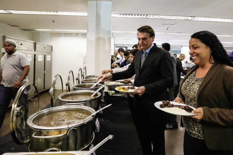 Jair Bolsonaro almoça feijoada em restaurante popular Jair Bolsonaro almoça feijoada em restaurante popular