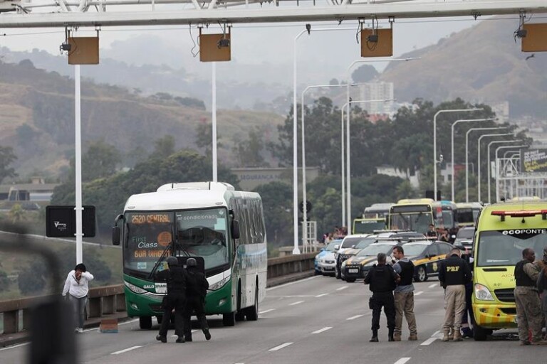 Homem é morto após fazer reféns na ponte Rio-Niterói Homem é morto após fazer reféns na ponte Rio-Niterói