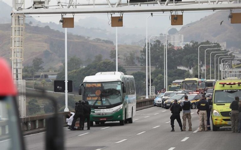 Homem é morto após fazer reféns na ponte Rio-Niterói Homem é morto após fazer reféns na ponte Rio-Niterói