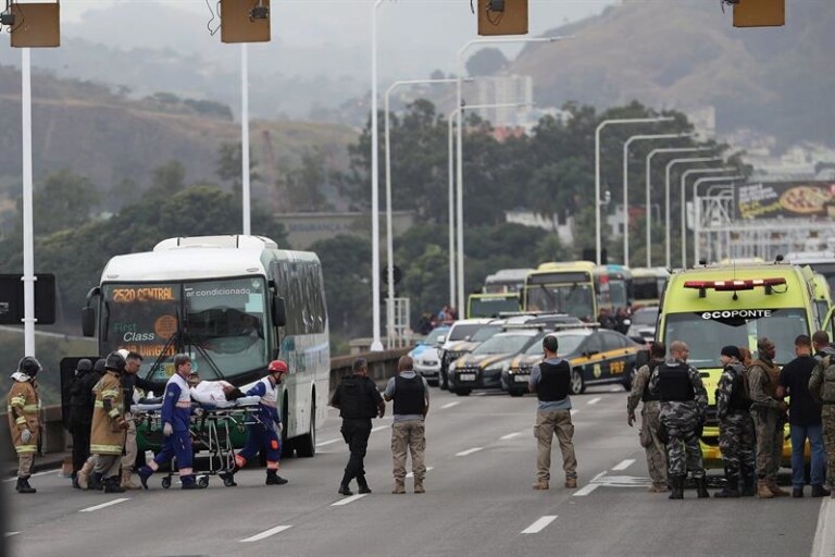 Homem é morto após fazer reféns na ponte Rio-Niterói Homem é morto após fazer reféns na ponte Rio-Niterói