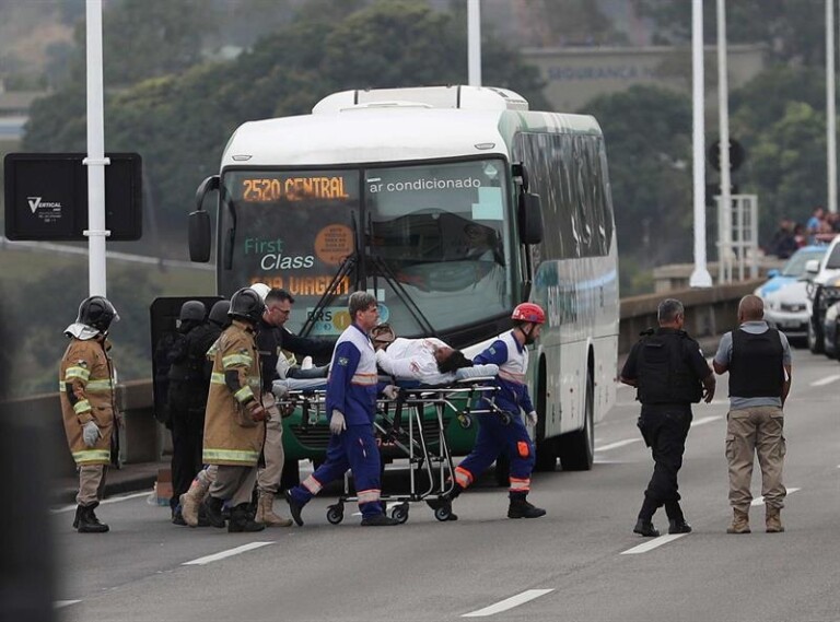Homem é morto após fazer reféns na ponte Rio-Niterói Homem é morto após fazer reféns na ponte Rio-Niterói