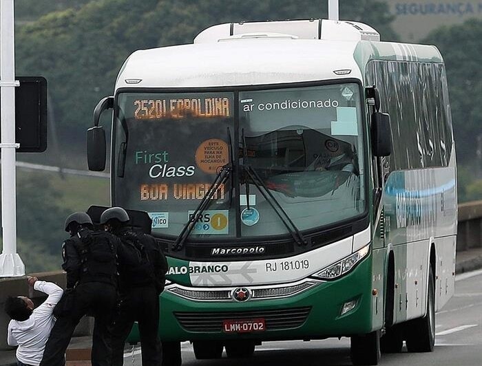 Homem é morto após fazer reféns na ponte Rio-Niterói Homem é morto após fazer reféns na ponte Rio-Niterói