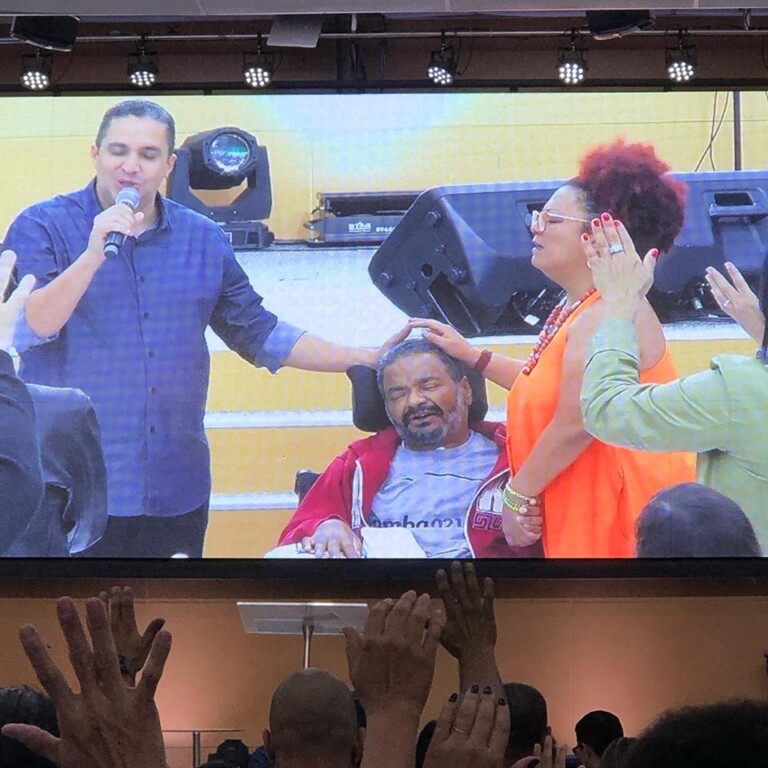 Arlindo Cruz e esposa vão a culto e ela aceita a Jesus Arlindo Cruz e esposa vão a culto e ela aceita a Jesus