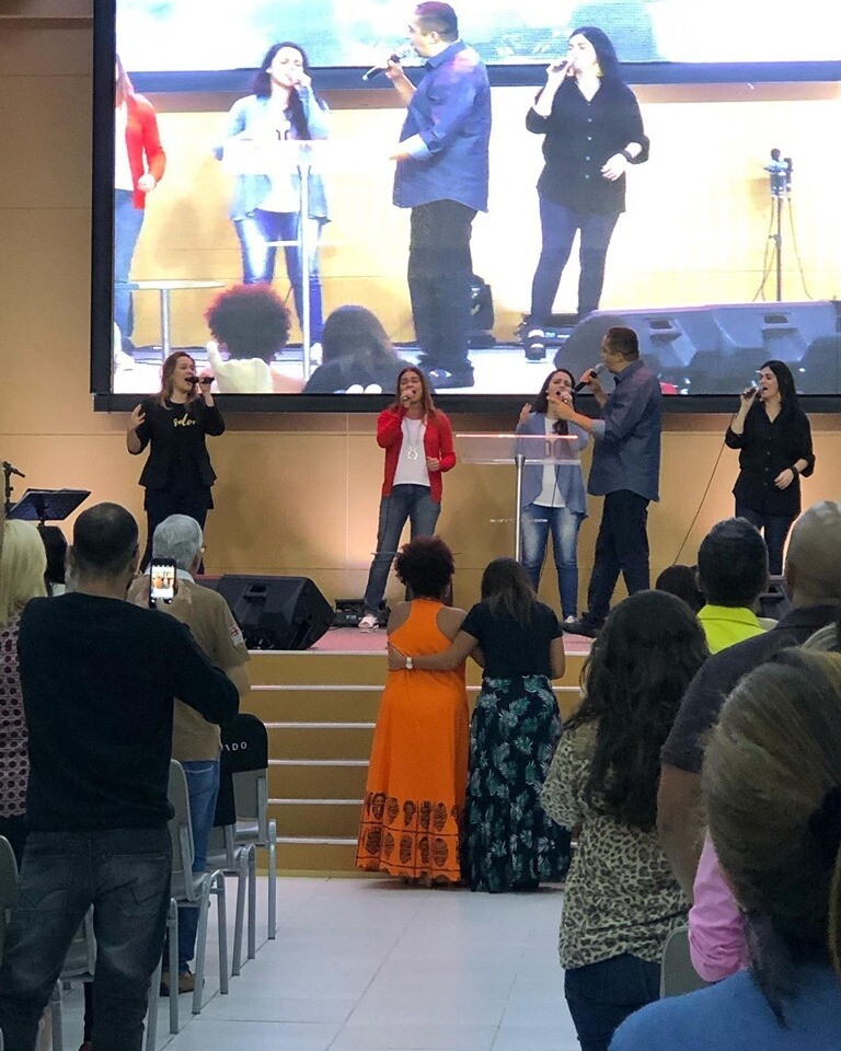 Arlindo Cruz e esposa vão a culto e ela aceita a Jesus Arlindo Cruz e esposa vão a culto e ela aceita a Jesus