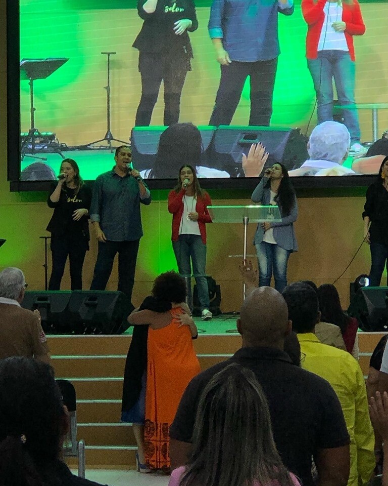 Arlindo Cruz e esposa vão a culto e ela aceita a Jesus Arlindo Cruz e esposa vão a culto e ela aceita a Jesus