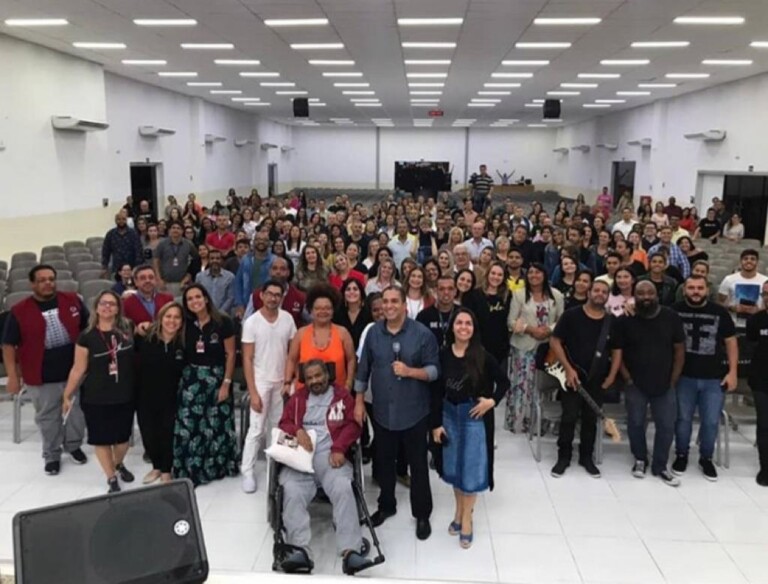Arlindo Cruz e esposa vão a culto e ela aceita a Jesus Arlindo Cruz e esposa vão a culto e ela aceita a Jesus