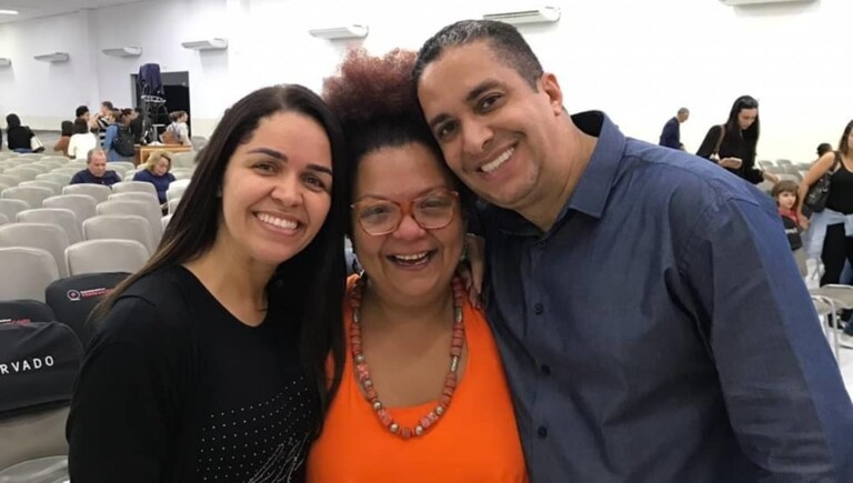 Arlindo Cruz e esposa vão a culto e ela aceita a Jesus Arlindo Cruz e esposa vão a culto e ela aceita a Jesus