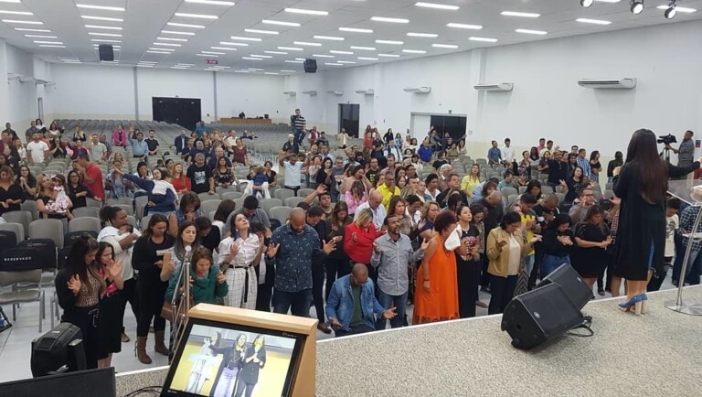 Arlindo Cruz e esposa vão a culto e ela aceita a Jesus Arlindo Cruz e esposa vão a culto e ela aceita a Jesus
