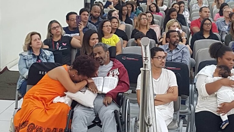 Arlindo Cruz e esposa vão a culto e ela aceita a Jesus Arlindo Cruz e esposa vão a culto e ela aceita a Jesus
