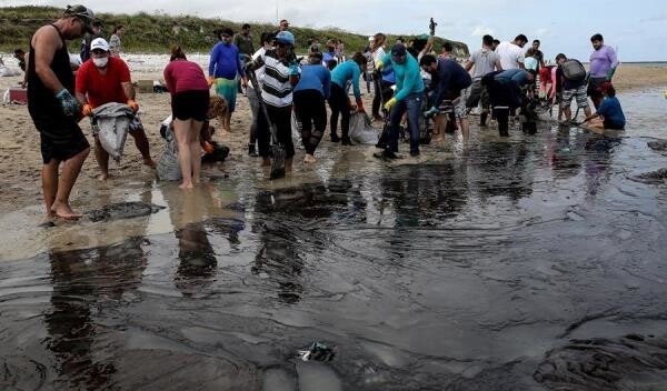 Voluntários retiram óleo de praias do Nordeste Voluntários retiram óleo de praias do Nordeste