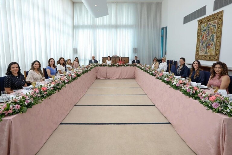 Michelle Bolsonaro se reuniu com primeiras-damas de estados brasileiros Michelle Bolsonaro se reuniu com primeiras-damas de estados brasileiros