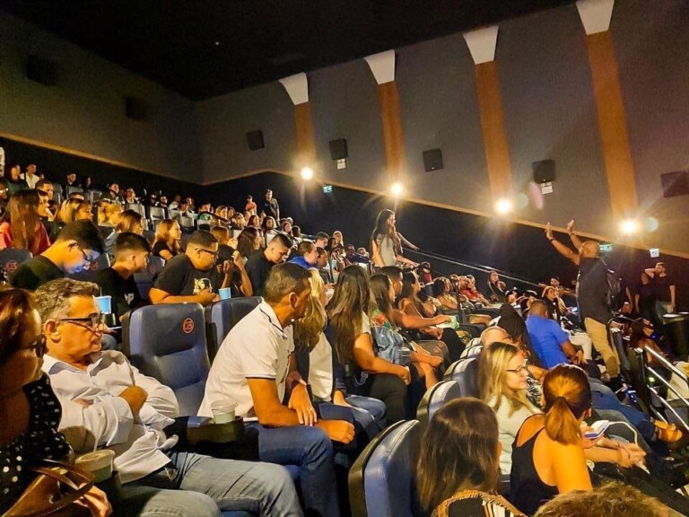 Mais de 1000 pessoas lotaram sessão especial de Mais Que Vencedores Mais de 1000 pessoas lotaram sessão especial de Mais Que Vencedores