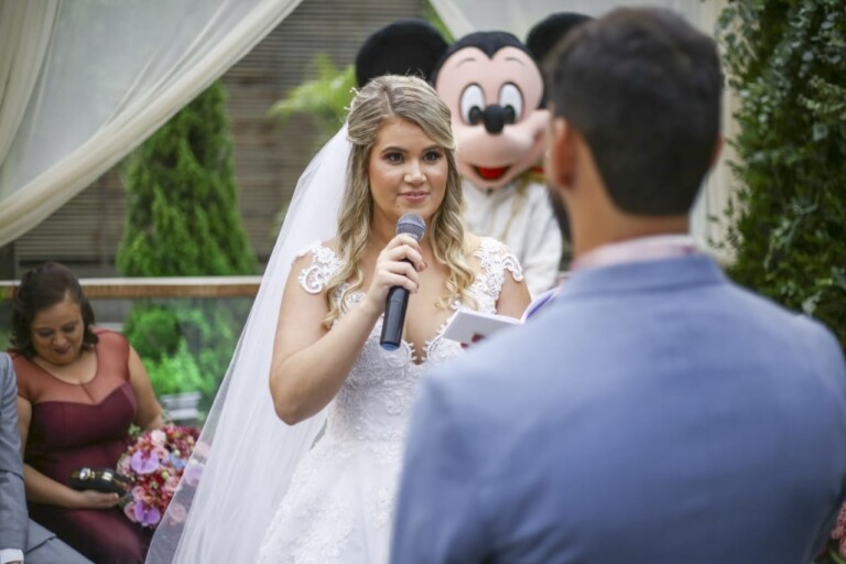 Noivo trouxe um pedaço da Disney para o casamento Noivo trouxe um pedaço da Disney para o casamento