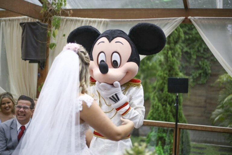 Noivo trouxe um pedaço da Disney para o casamento Noivo trouxe um pedaço da Disney para o casamento