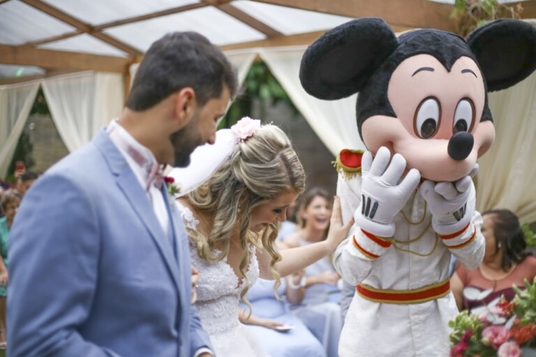 Noivo trouxe um pedaço da Disney para o casamento Noivo trouxe um pedaço da Disney para o casamento