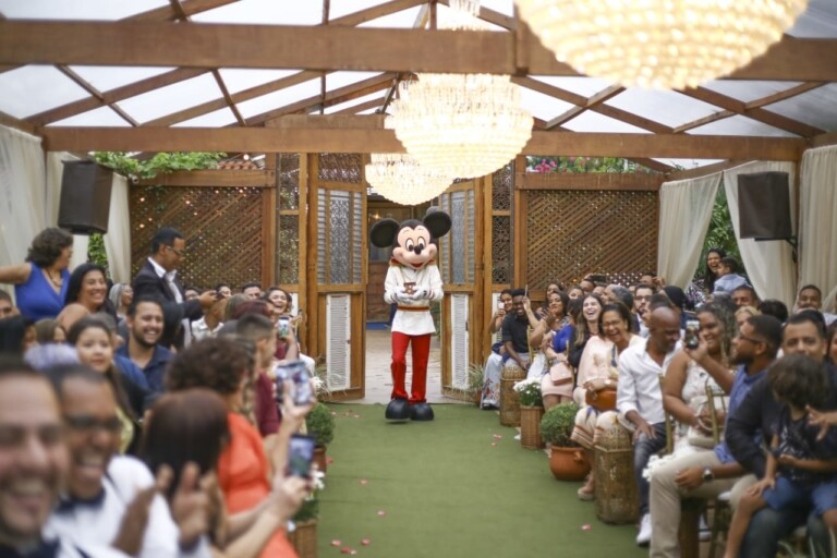 Noivo trouxe um pedaço da Disney para o casamento Noivo trouxe um pedaço da Disney para o casamento