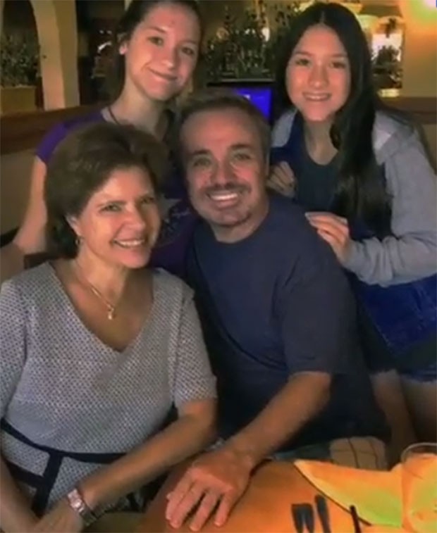 Apresentador tem três filhos, esposa e mãe, de 90 anos Apresentador tem três filhos, esposa e mãe, de 90 anos